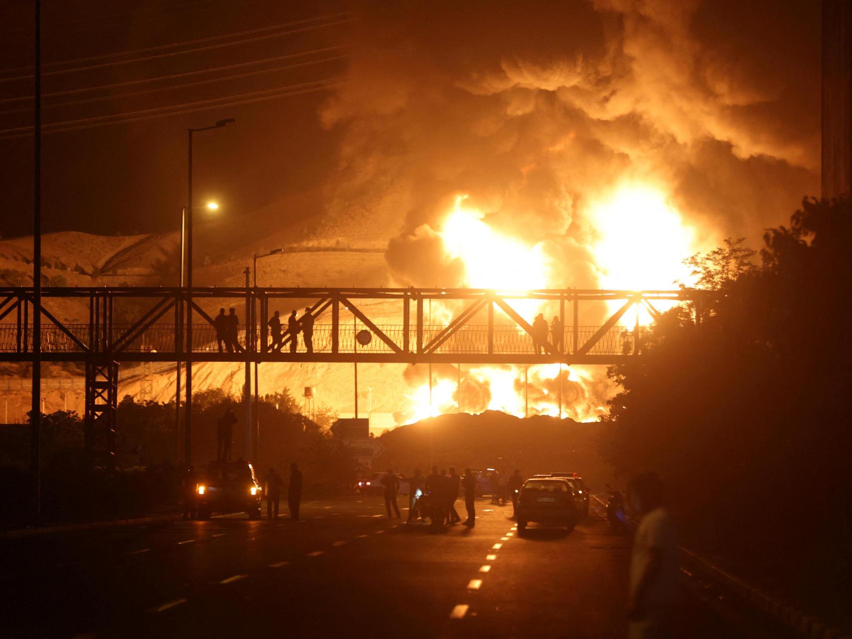 El depósito de petróleo de Sharan después de los ataques israelíes.