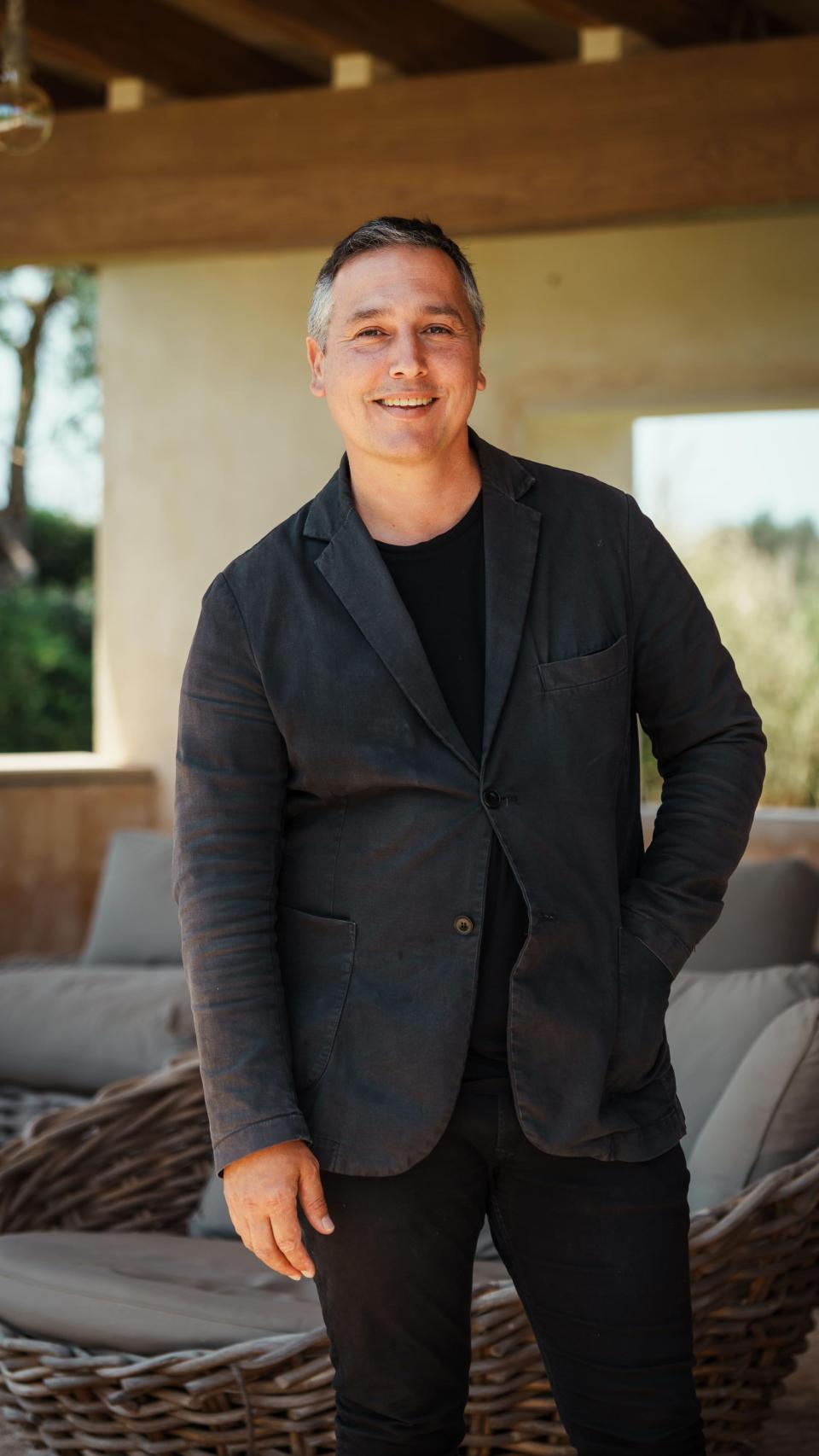 Enrique Balasch, terapeuta especializado en adicciones y miembro clave del equipo clínico de The Balance Mallorca. Rehabilitado él mismo hace años, acompaña ahora a otros en procesos complejos de desintoxicación emocional y reconstrucción vital.