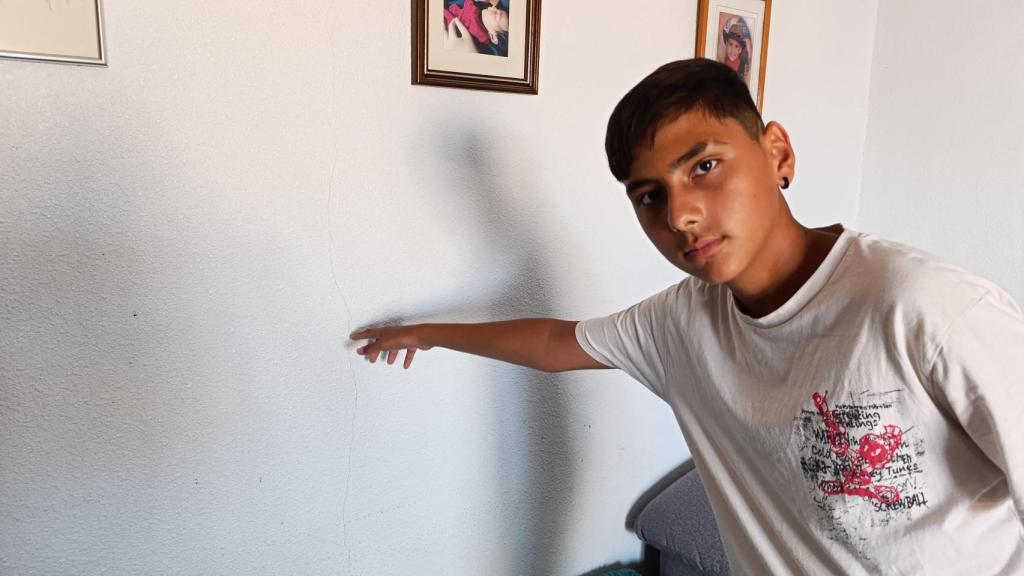 Esteban, hijo de Angie, muestra a EL ESPAÑOL una raja que se produjo en una pared de su casa como consecuencia de la deflagración en el bar Casa Javi.