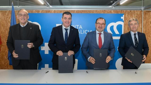 El conselleiro de Educación, Ciencia, Universidades e FP, Román Rodríguez, y los rectores de las tres universiades públicas gallegas