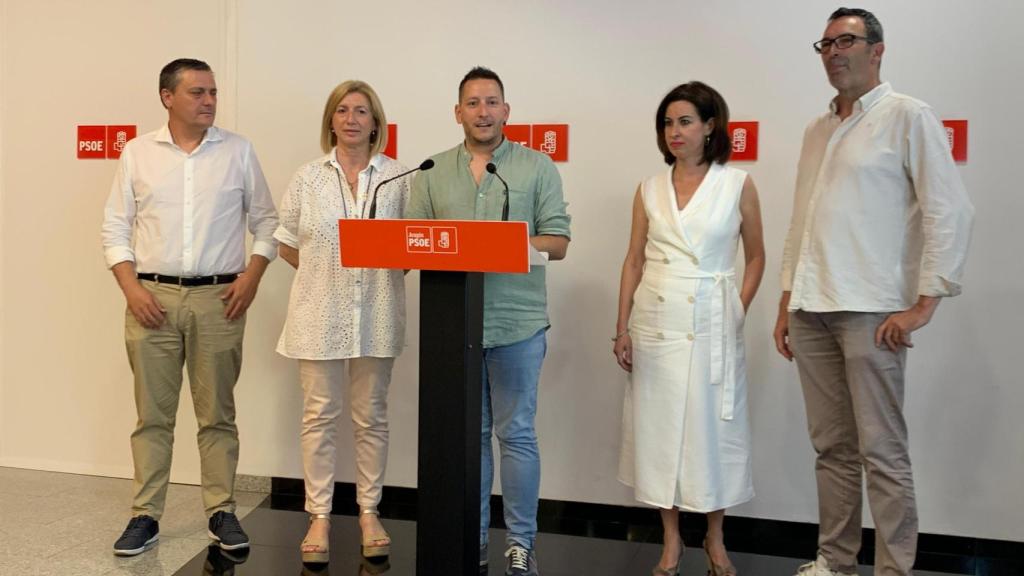 Jesús Morales, este viernes arropado por la secretaria de Organización y los secretarios provinciales.