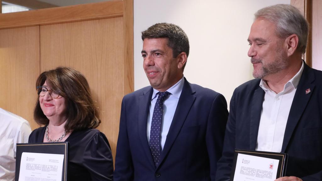 Carlos Mazón, junto a la rectora de la UA, Amparo Navarro y al rector de la UMH, Juan José Ruiz.