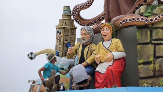 Montaje de la falla de San Juan en A Coruña este viernes.