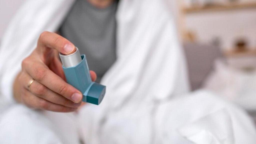 Paciente con un inhalador en casa