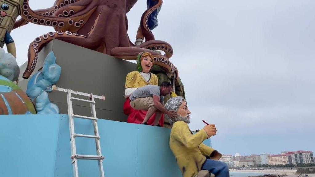 Montaje de la falla de San Juan 2025 en A Coruña.