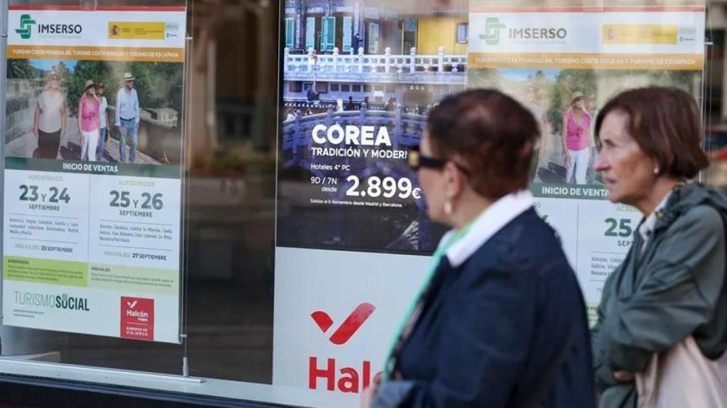 Exterior de una agencia de viajes.