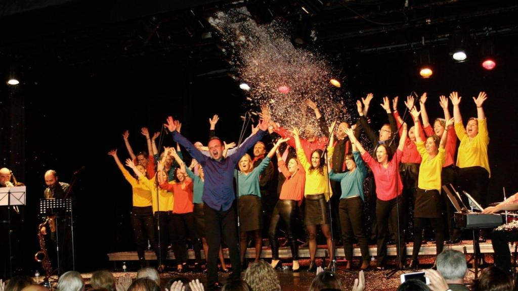 Traugott G. Graser dirigiendo al Coro Vocalisse (A Coruña) en el concierto  del X aniversario de la formación en el Forum Metropolitano.