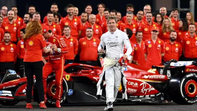 Brad Pitt, delante del box de Ferrari