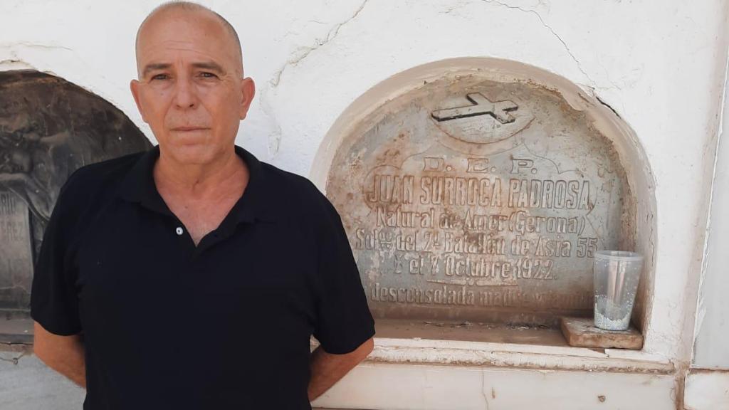 José Marqués, junto al nicho de Juan Surroca PAdrosa en el cementerio de Melilla.