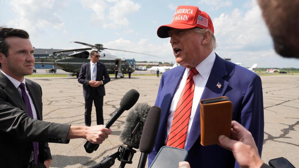 El presidente de Estados Unidos, Donald Trump, habla con periodistas este viernes a su llegada al Aeropuerto Municipal de Morristown en Morristown, Nueva Jersey.