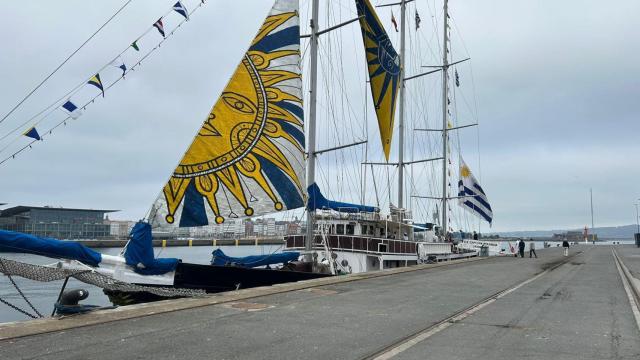 Recepción institucional al buque escuela de Uruguay 'Capitán Miranda' en su atraque en A Coruña