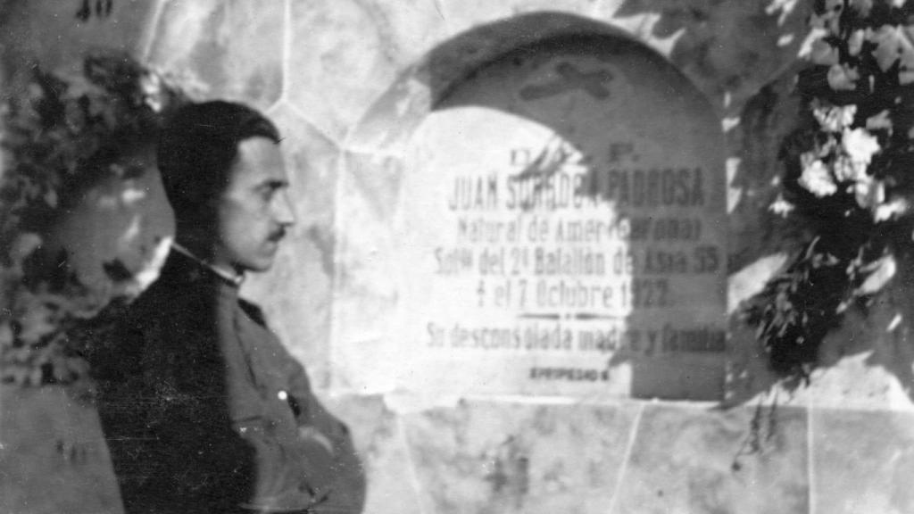 Joaquín Puigdemont, poco antes de licenciarse, junto al nicho del cementerio de Melilla de su primo.