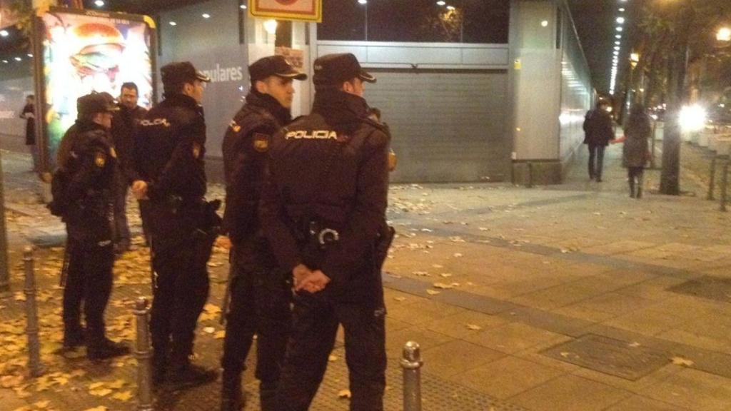 Varios agentes de la Policía Nacional, en un registro a la sede del PP el 13 de diciembre de 2013.