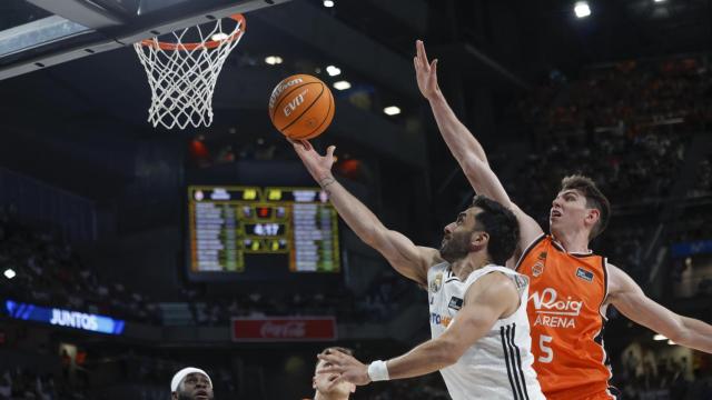 Campazzo entra a canasta en el partido ante Valencia Basket.