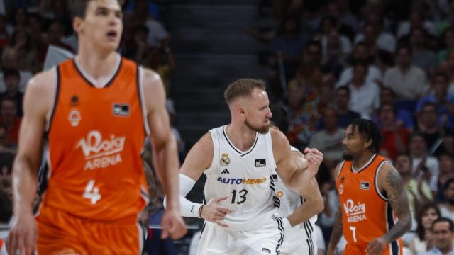 Dzanan Musa celebra una canasta en el partido.