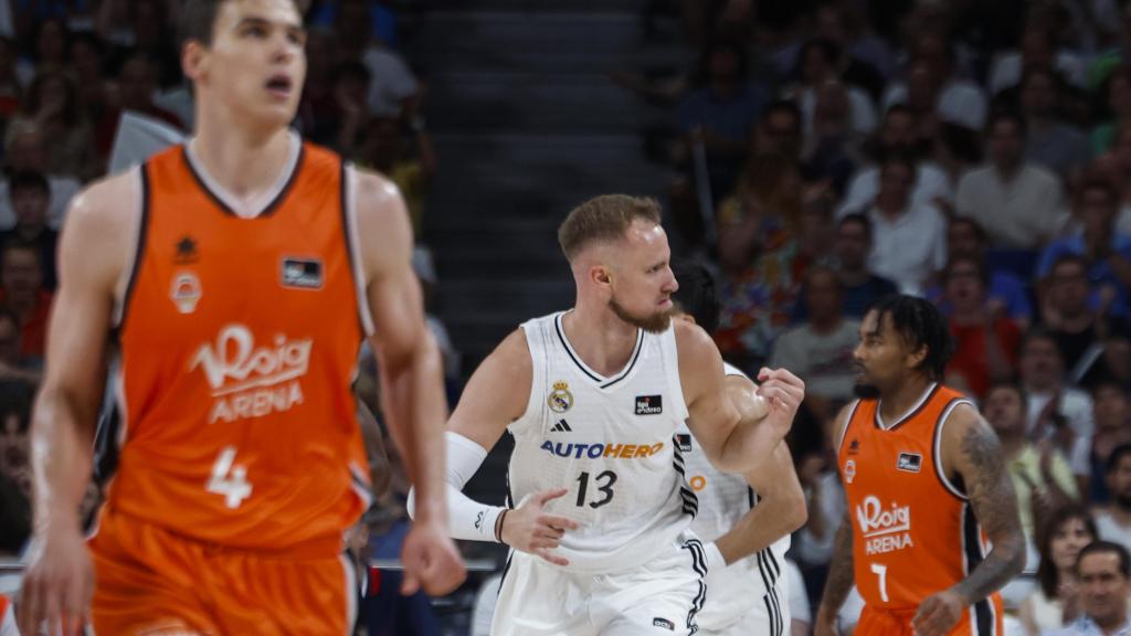 Dzanan Musa celebra una canasta en el partido.
