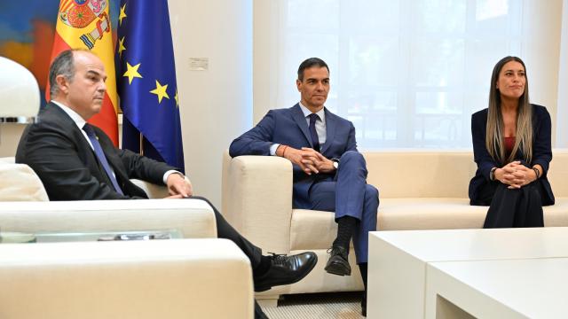Jordi Turull, secretario general de Junts, y Míriam Nogueras, portavoz, reunidos en Moncloa con Pedro Sánchez, el pasado martes.