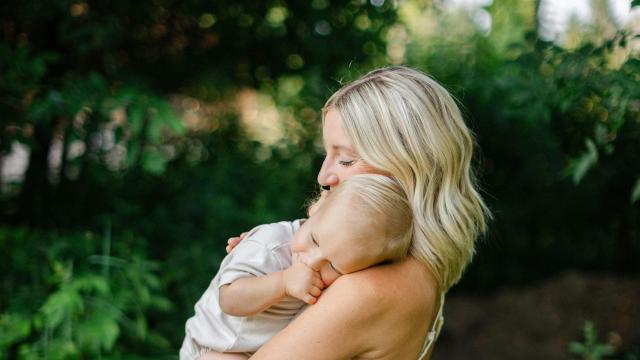 Sesión de fotos de una madre con su bebé.