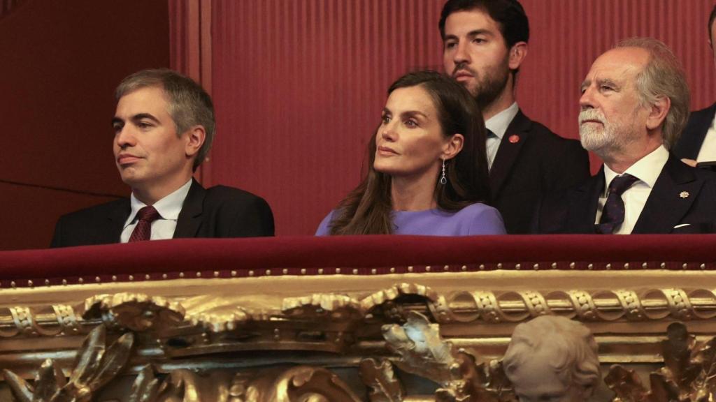 La Reina, en el palco, luciendo sus pendientes de diamantes y zafiros.