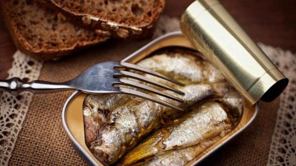 Sardinas en conserva listas para comer.