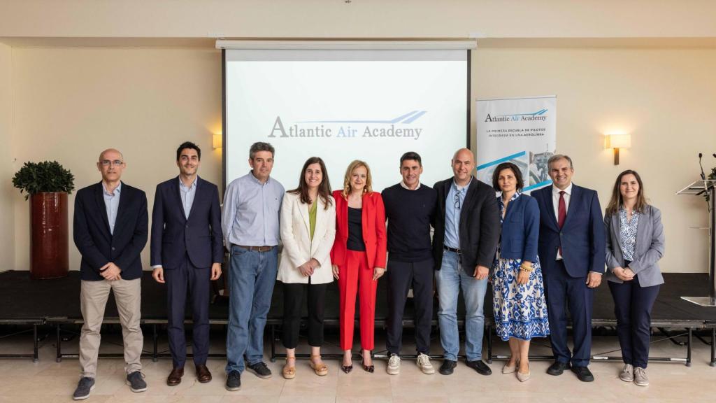 Autoridades en el evento de prensentación de Atlantic Air Solutions.