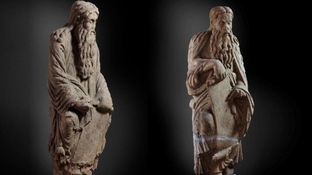 Las dos esculturas obras Mestre Mateo, en Santiago de Compostela.