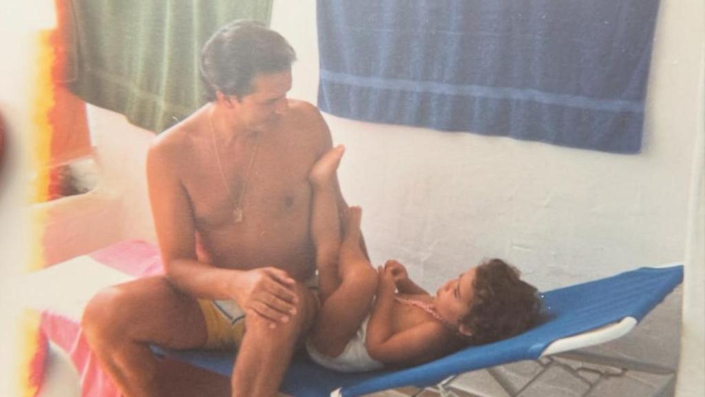 Lara Álvarez con su padre.