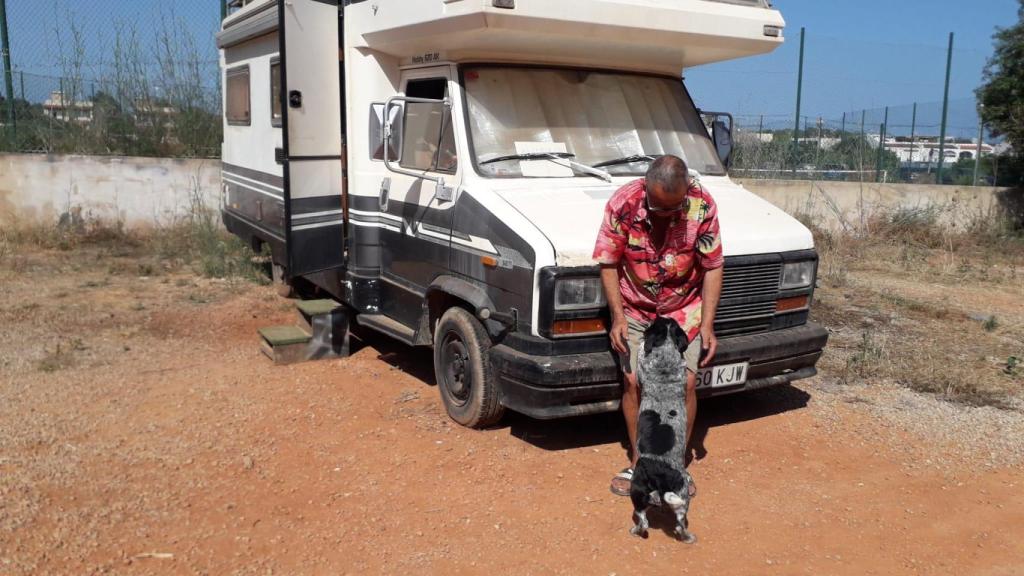 Manolo junto a su perrita 'Manchita'.