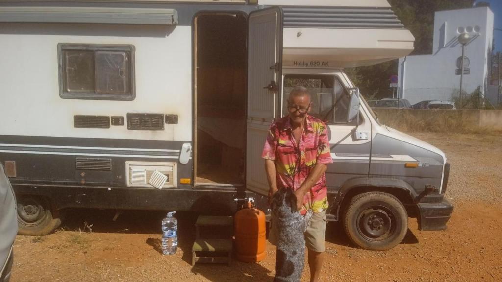 Manolo Morilla Adán está jubilado y no puede pagarse un alquiler en Ibiza.