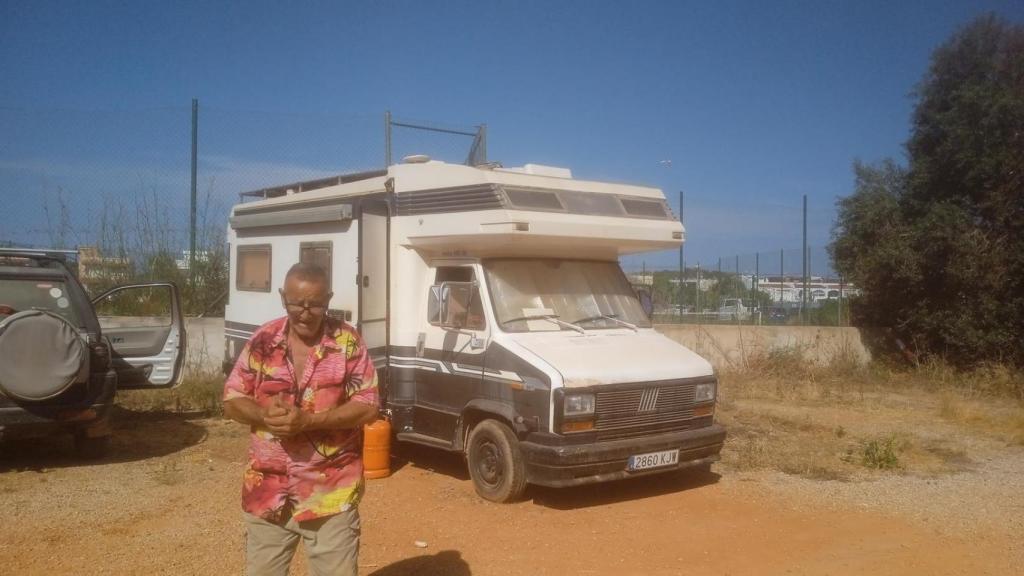 Manolo tiene 48 años viviendo en Ibiza.