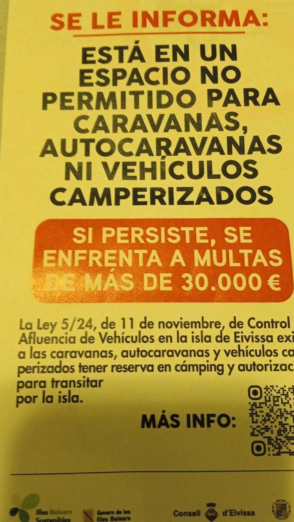 La Policía Local pega estas papeletas en las autocaravanas estacionadas en la isla.
