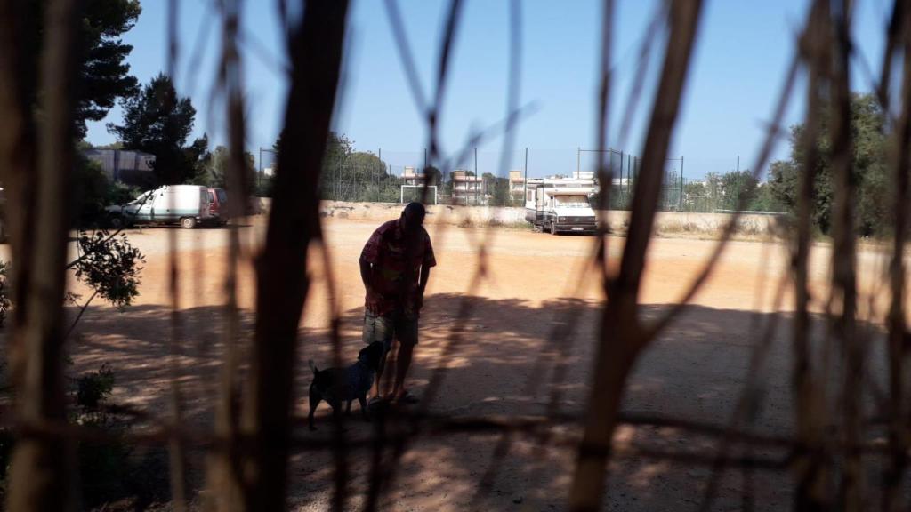 Manolo asegura que quedará en la calle si las autoridades se llevan su autocaravana.