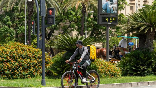 Un termómetro marca los 45 grados en Sevilla.