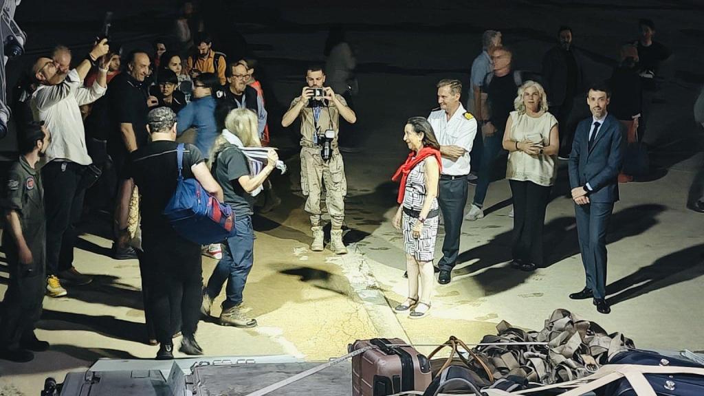 La ministra de Defensa, Margarita Robles, ha recibido a los primeros españoles evacuados.