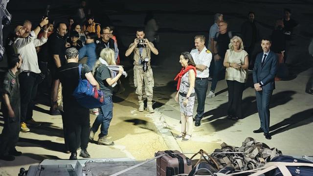La ministra de Defensa, Margarita Robles, ha recibido a los primeros españoles evacuados.