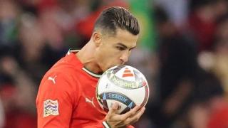 Cristiano Ronaldo besa el balón de la Nations League