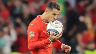 Cristiano Ronaldo besa el balón de la Nations League