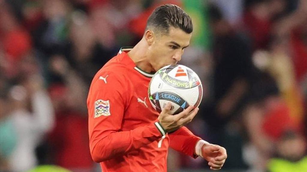 Cristiano Ronaldo besa el balón de la Nations League
