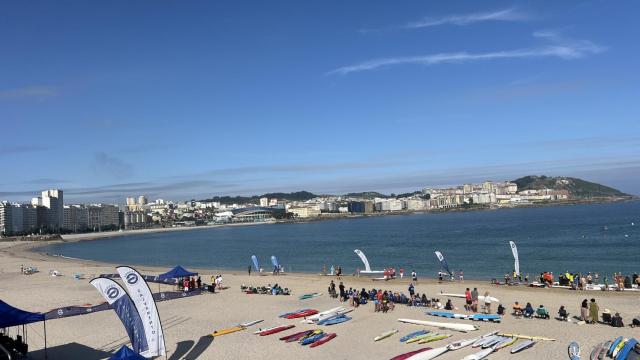 Playa de Orzán, esta mañana con una prueba deportiva.