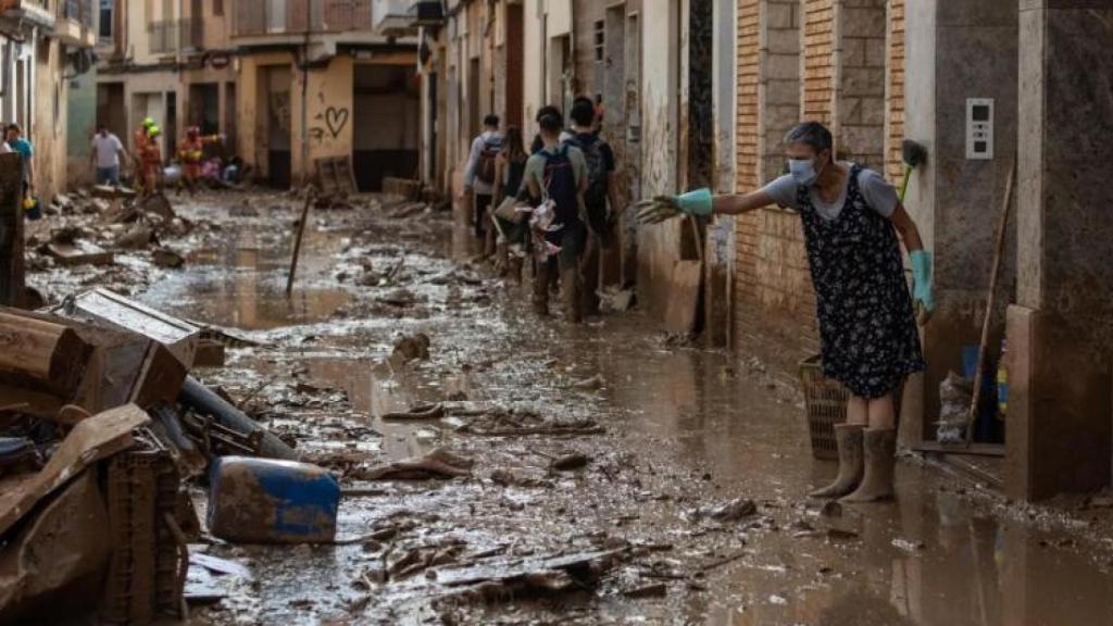 Vecinos retiran barro en un municipio tras la dana. Fundación Mutua Madrileña