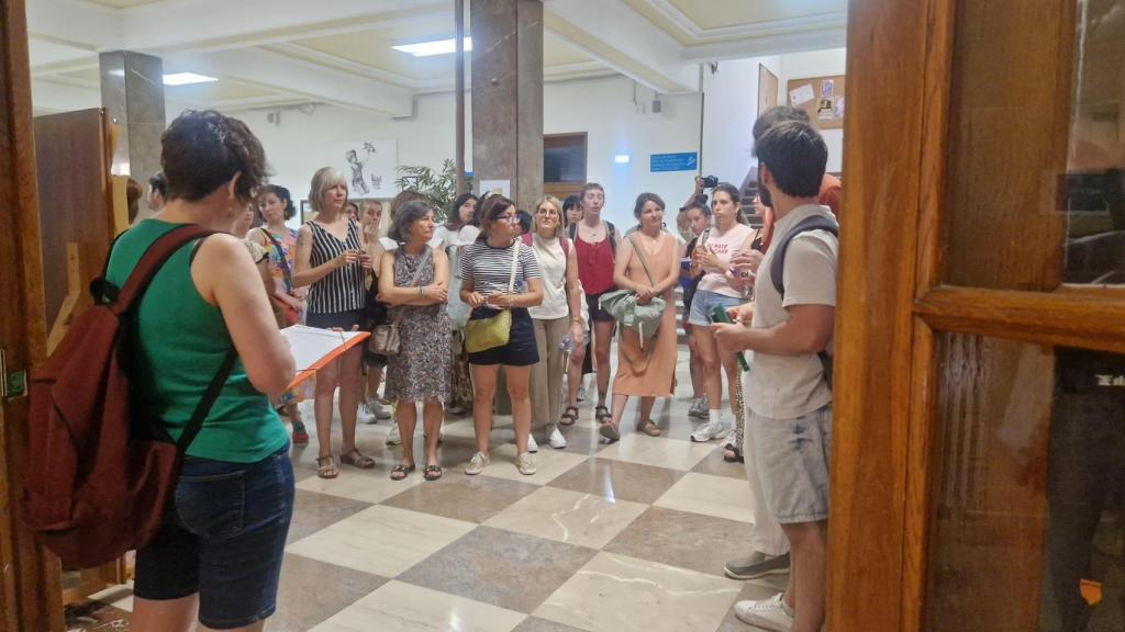Aspirantes esperando a ser llamados para realizar la oposición.