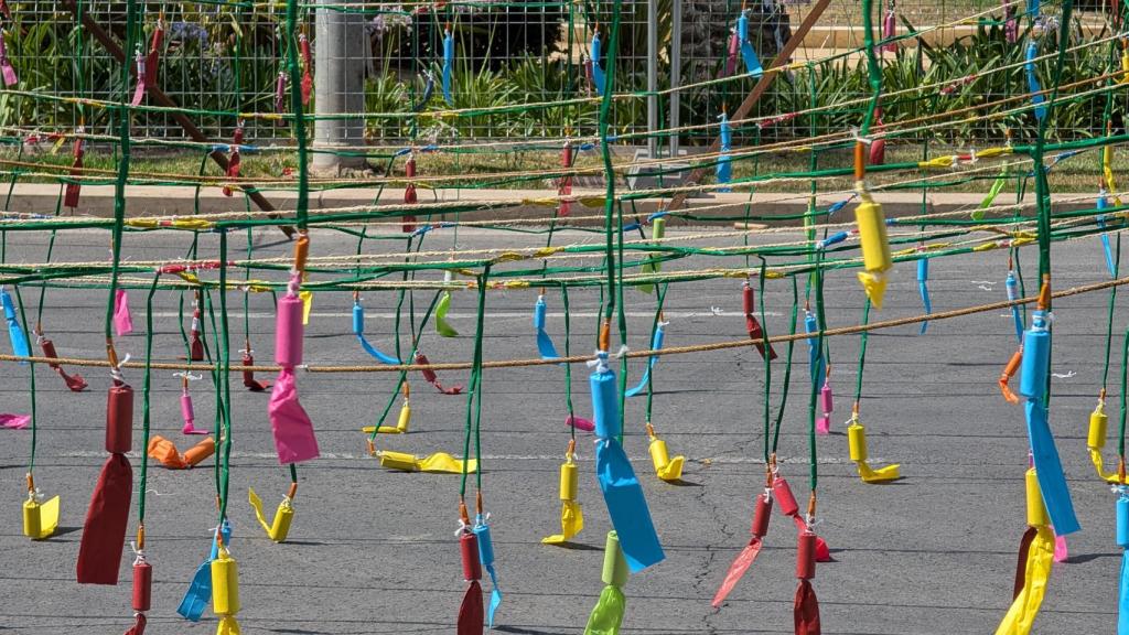 La colorida instalación de la pólvora para la mascletà en Luceros esta semana en Alicante.