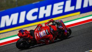 Marc Márquez traza un viraje con su Ducati Desmosedici GP25, en el circuito de Mugello.
