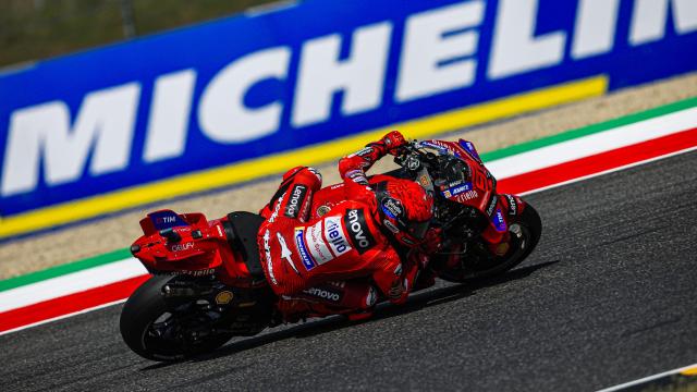 Marc Márquez traza un viraje con su Ducati Desmosedici GP25, en el circuito de Mugello.