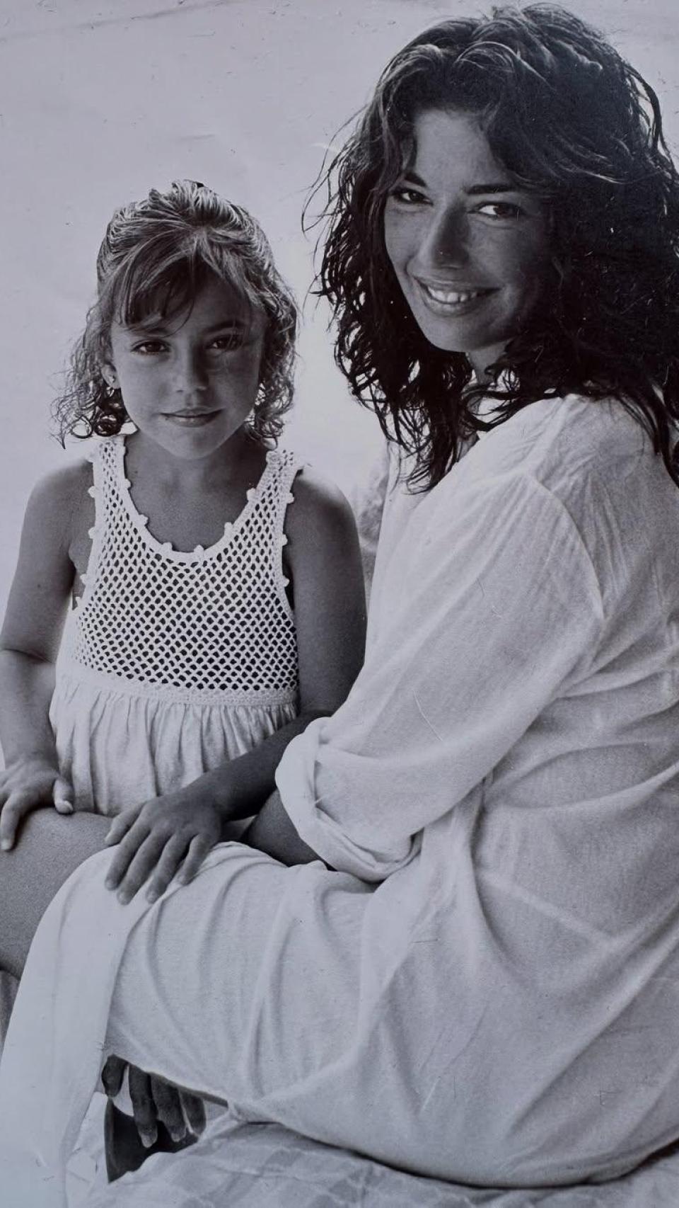 Raquel Revuelta, con su hija Claudia, en una imagen de Instagram.