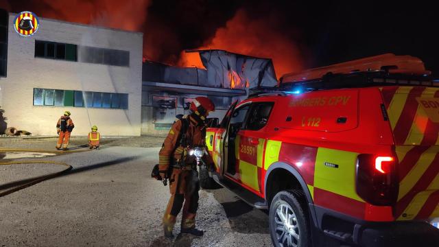Incendio en una nave de Algemesí durante la madrugada de este sábado. Consorcio Provincial de Bomberos