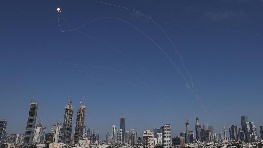 Imagen de un misil iraní dirigido contra Tel Aviv siendo perseguido por la defensa antiaérea.