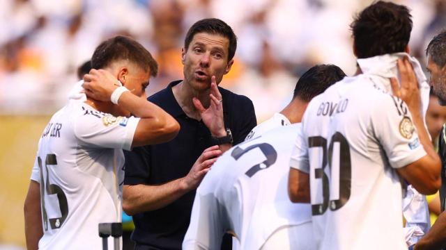 Xabi Alonso da órdenes mientras Arda Güler presta atención