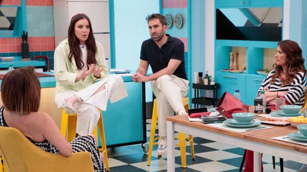 María Patiño, Inés Hernand, Aitor Albizua y Laura Fa en 'La familia de la tele'.