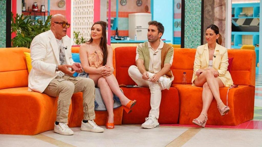 Kiko Hernández, Inés Hernand, Aitor Albizua y Nuria Marín en 'La familia de la tele'.
